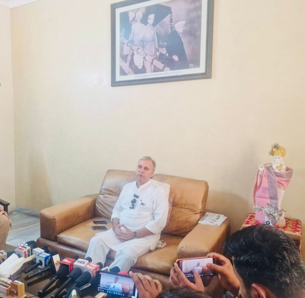 जिनको सरकार चलाने की जिम्मेदारी मिली वो काम की बजाय अब अधिकारियों को कोस रहे हैं: विजय प्रताप