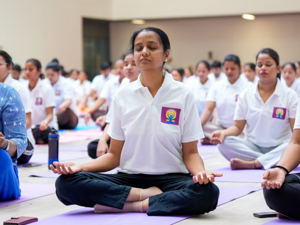 महिलाओं के स्वास्थ्य के लिए योग का संदेश, अमृता अस्पताल में सैकड़ों महिलाओं ने किया सामूहिक योगाभ्यास