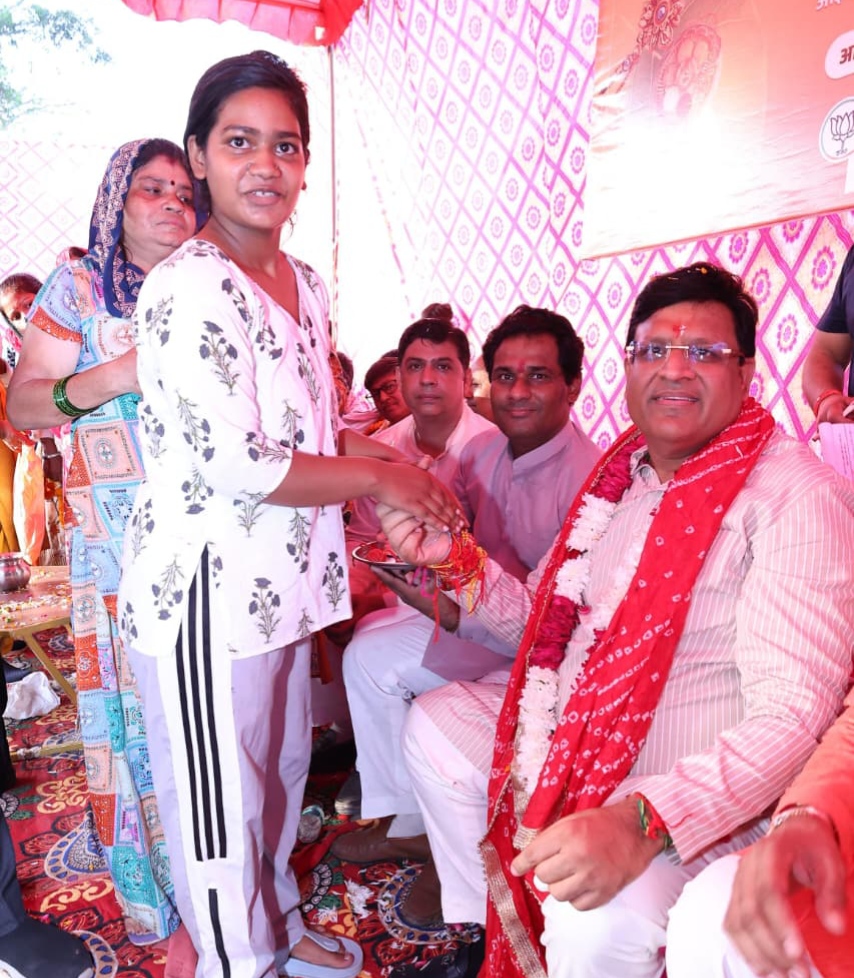 रक्षाबंधन के पावन अवसर पर बहनों के साथ मनाया स्नेह और विश्वास का पर्व