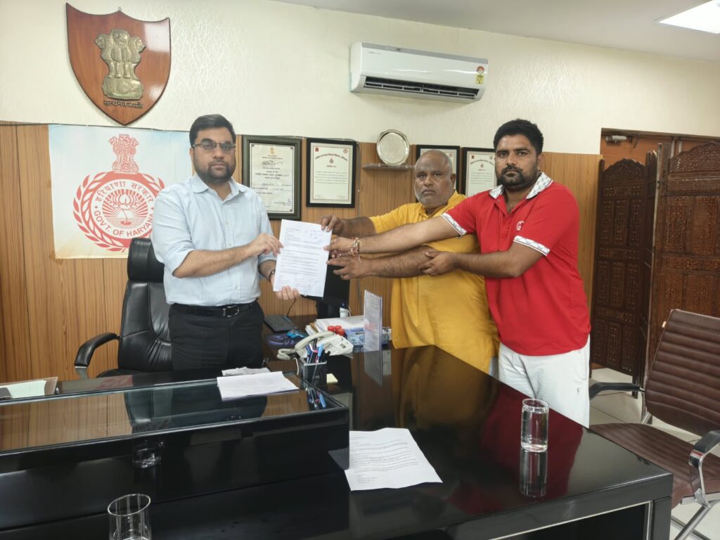गौ माता में फैल रही लम्पी बीमारी को लेकर गौ रक्षा बजरंग फोर्स ने उपायुक्त को सौंपा ज्ञापन